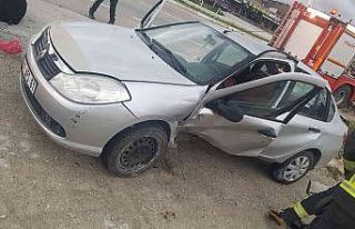 Kontrolden çıkan otomobil yan döndü: 1’i ağır...