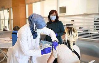 Konyaaltı Belediyesi personeline 3’üncü doz aşı