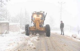Konyaaltı yaylalarında, karla kaplanan yollar açılıyor