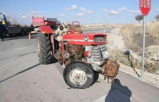 Konya’da kamyon traktörle çarpıştı: 2 yaralı