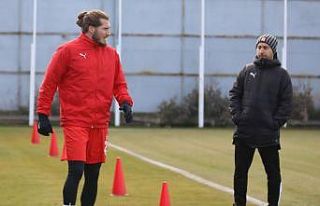 Koray Altınay fizyoterapist eşliğinde çalışmalara...