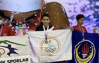 Körfezli yüzücüler madalya ile döndü