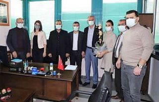 Korona virüsten hayatını kaybeden müdürün yerine...