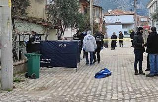 Koronalı yaşlı kadın çöp attığı sırada fenalaşıp...