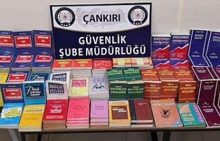 Korsan kitap satışı yapan iş yerlerine polisten...