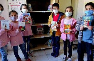 Köy okuluna bağışlanan kitaplar öğrencileri...