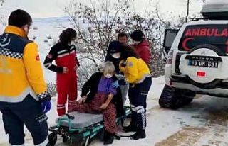 Köyde mahsur kalan hastaların imdadına paletli...