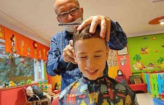 Kuaförü oyun parkına çevirdi, oyun oynarken çocukların...