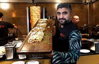 Küçük bir dükkanda işe başlayan dönerci, artık...
