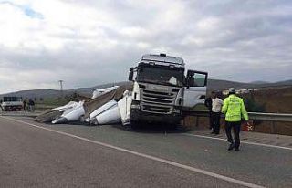 Kula’da kontrolden çıkan tır bariyerlere çarptı
