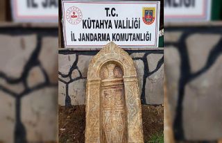 Kütahya’da Roma dönemine ait mezar steli ele geçirildi