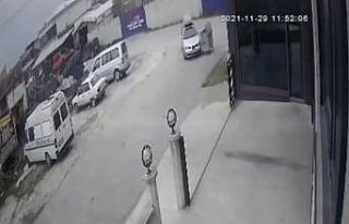 Kuvvetli rüzgarın etkisi ile sürüklenerek otomobile...