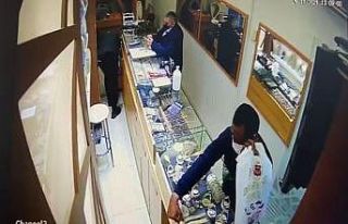 Kuyumcudaki hırsızlık kamerada: Kaşla göz arasında...