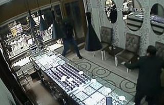 Kuyumcunun soyguncu tarafından vurulma anı güvenlik...
