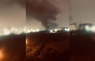 Lastikçi dükkanında yangın, lastikler alev alev...
