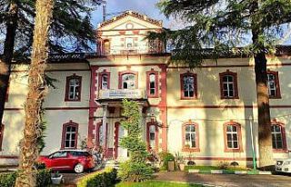 Lisede öğrenciler keçi sağıp, tavuk bakıyor