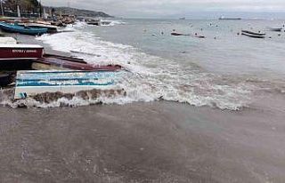 Lodos kayıkları alabora etti