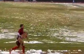 Maçı durduran köpeği futbolcu kucağına alarak...