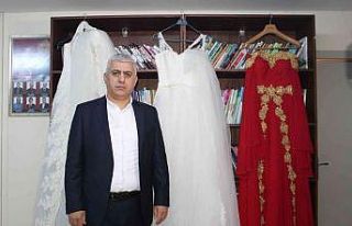 Mahalle muhtarı, muhtarlığı gelinliklerle donattı