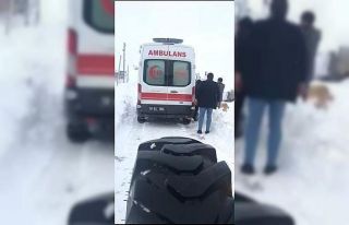 Mahsur kalan ambulansı iş makinesi