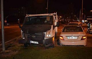 Malatya’da çarpışan 2 araç refüje çıktı:...