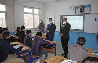Malazgirt Kaymakamı Demirer’den okul ziyareti