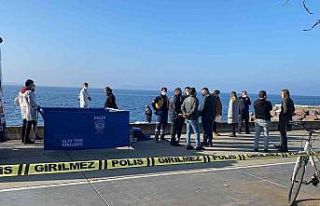 Maltepe sahilinde kayalıklara sıkışmış erkek...