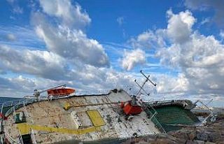 Maltepe’de fırtınada karaya oturan gemi kurtarılmayı...