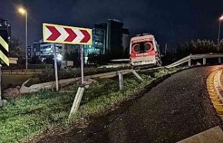 Maltepe’de önüne otomobil çıkan ambulans bariyeri...
