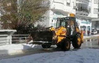 Manavgat’ta dolu yağışı sonrası kapanan yol...