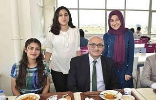 Manisa CBÜ öğrencilerinin yanında
