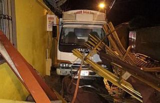 Manisa’da fırtına çatıyı uçurdu
