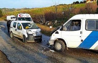 Manisa’da iki araç kafa kafaya çarpıştı: 5...