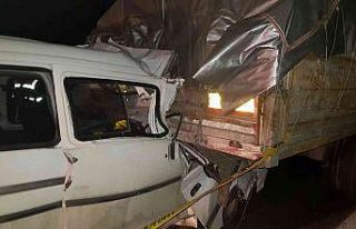 Manisa’da minibüs tıra arkadan çarptı: 2 ölü