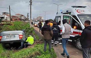 Manisa’da otomobil menfeze uçtu: 3 yaralı