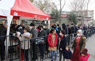 Manisa’da Trabzonsporlu taraftarlardan bir ton hamsi...