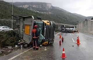 Manisa’da yağış kaza getirdi, 300 metre arayla...