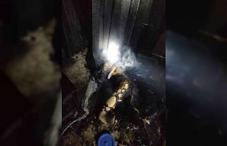 Marangoz dükkanında tinerle sobayı yakmaya çalışan...