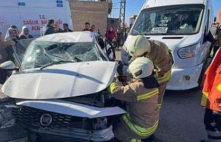 Mardin’de minibüs ile otomobil çarpıştı: 2’si...