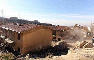 Mardin’de tarihi dokuyu bozan yapıların yıkımı...