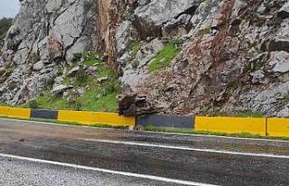 Marmaris’te sağanak yağış nedeniyle yollar kapandı,...