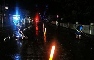 Marmaris’te sağanak yağış sonrası cadde ve...