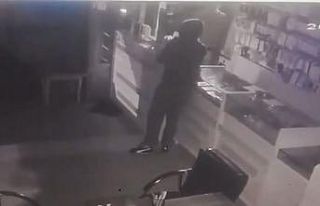 Maskeli hırsızların telefonları çaldığı anlar...