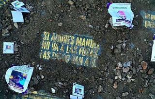 Meksika’da Başkanlık Sarayı’nın önüne temsili...