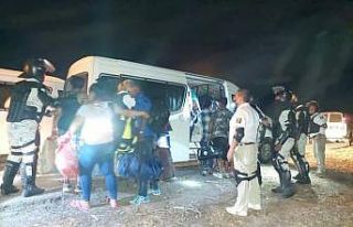 Meksika’da minibüs konvoyundan 114 kaçak göçmen...