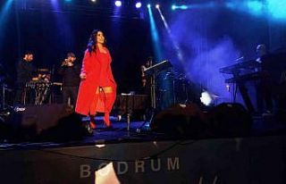 Melek Mosso’dan hayranlarına müjde