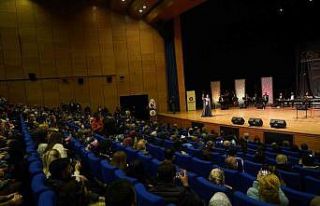 Melihat Gülses kulakların pasını sildi