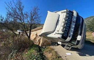 Mermer yüklü tır yol çökünce devrildi
