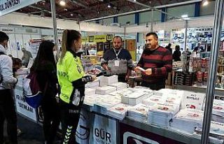 Mersin polisi, kitap fuarında vatandaşları bilgilendirdi