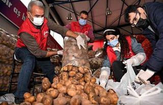 Mersin’de dar gelirli ailelere patates ve soğan...